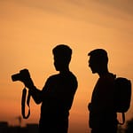 twee fotografen in de zon leren van elkaar camera fotografie zonsondergang