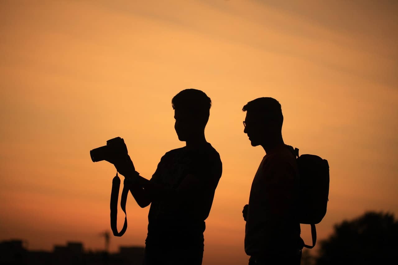 twee fotografen in de zon leren van elkaar camera fotografie zonsondergang Photography Peak